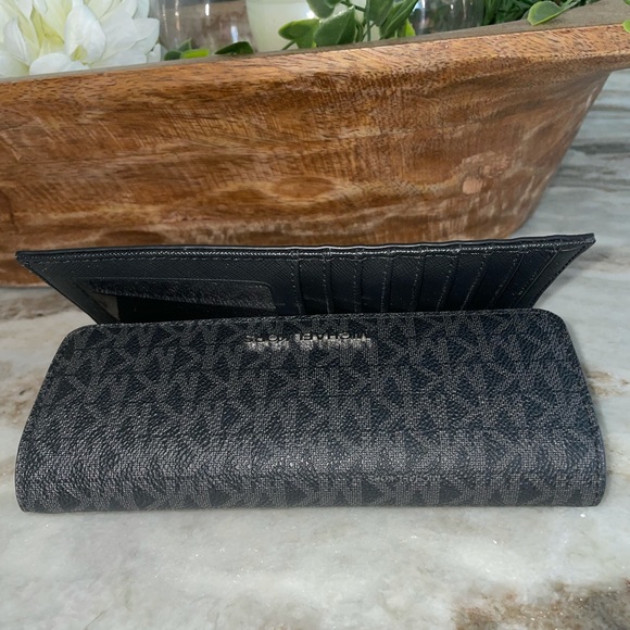 Brand new Michael Kors wallet - Picture 4 of 6
